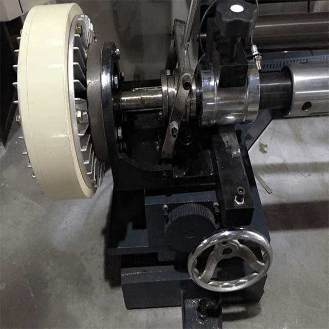 Máquina cortadora y rebobinadora vertical de alta velocidad controlada por PLC para película plástica en 200 m/min