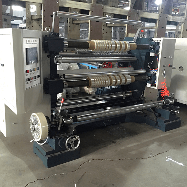Máquina cortadora y rebobinadora vertical de alta velocidad controlada por PLC para película plástica en 200 m/min